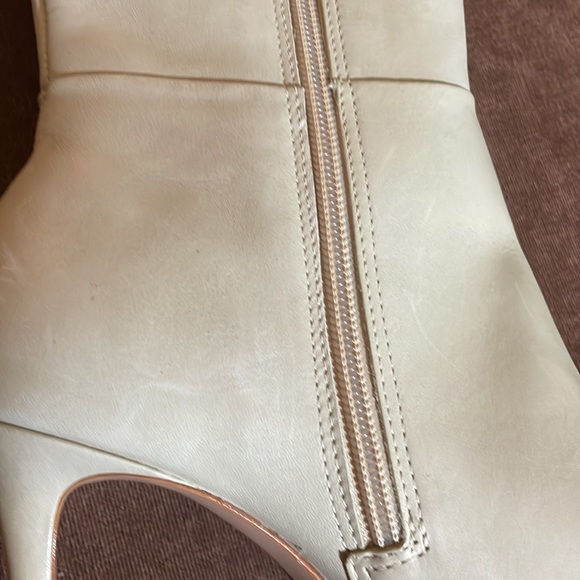 NWOT SCHUTZ Mikki Cream Leather Pointed Toe Boots - Picture 7 of 11